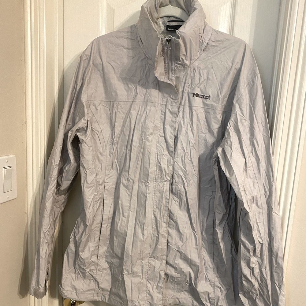 EUC Marmot women’s XXL raincoat rain shell light jacket white w/hood, vents